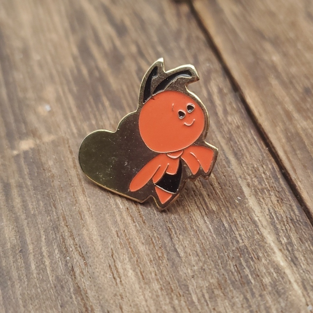 B650 cute little‎ bee pin vintage Valentine's day gift idea heart jewelry